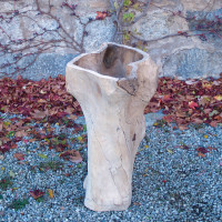 Hohes Gefäß aus Nussbaumholz