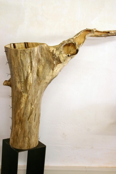 Holzskulptur "Dürre Gestalt auf Sockel" SKUL 124