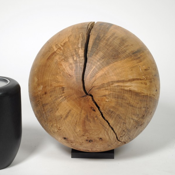 Holz-Urne in Kugelform aus Esche für eine naturnahe Bestattung - K 132