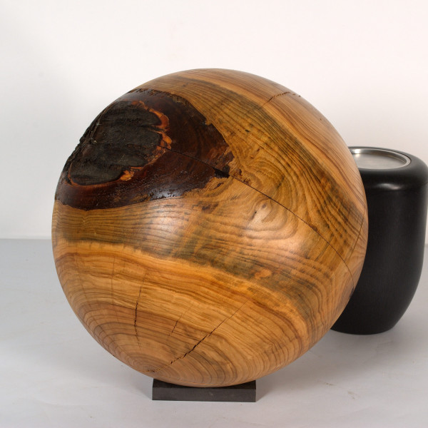 Schmuckurne in Kugelform aus Kirsche