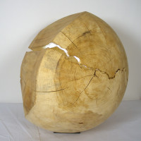 Hohle Kugelform aus zwei Teilen aus Pappelholz